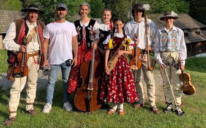 MUSICIANS SHOWING TRADITIONAL DANCE & MUSIC