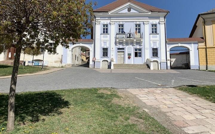 TOWN’S HALL-A LOVELY LITTLE HOUSE ON THE MAIN SQUARE