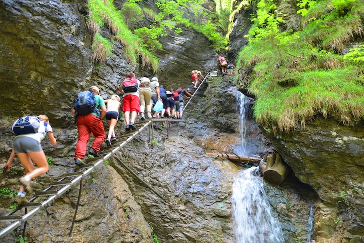 slovak-paradise-hiking-header-1250x834